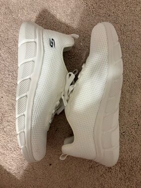 Women’s 8 1/2 Skechers All-White Knit Slip-On Lace-Up Sneakers NWOT